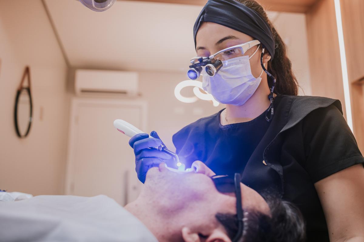 Atendimento com magnificação e equipamento de precisão na SB Odontologia