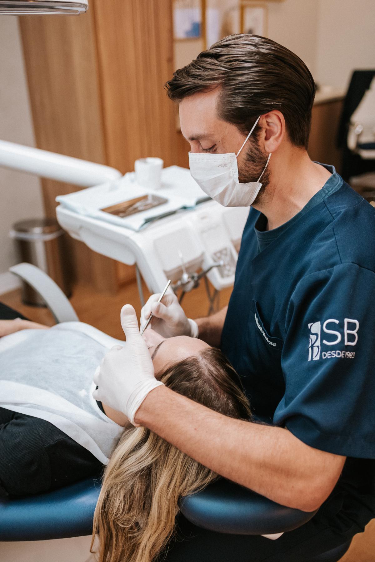 Dentista da SB Odontologia em atendimento a paciente